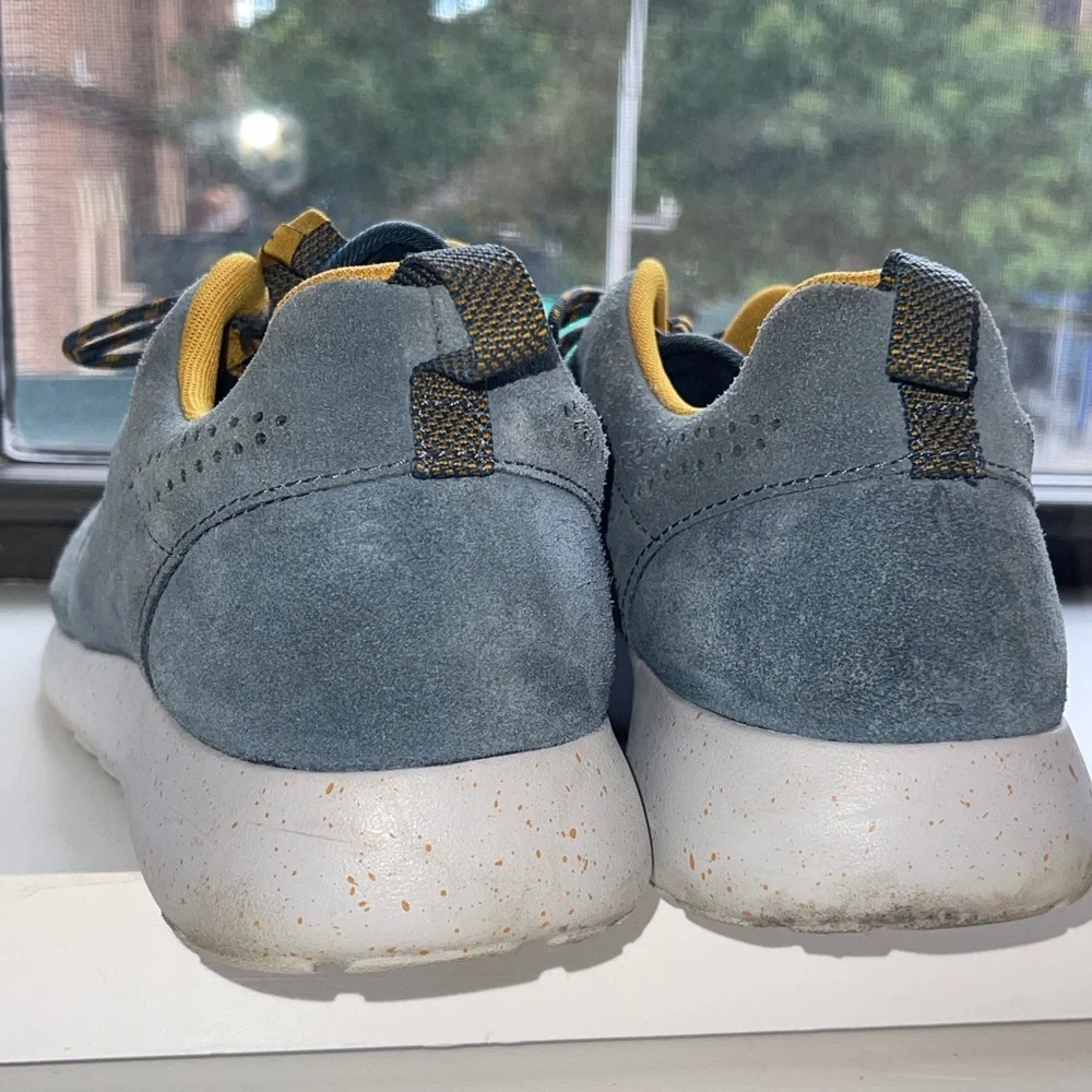 Nike Rosherun Blue and Yellow Athletic Shoes with Cushioned Design